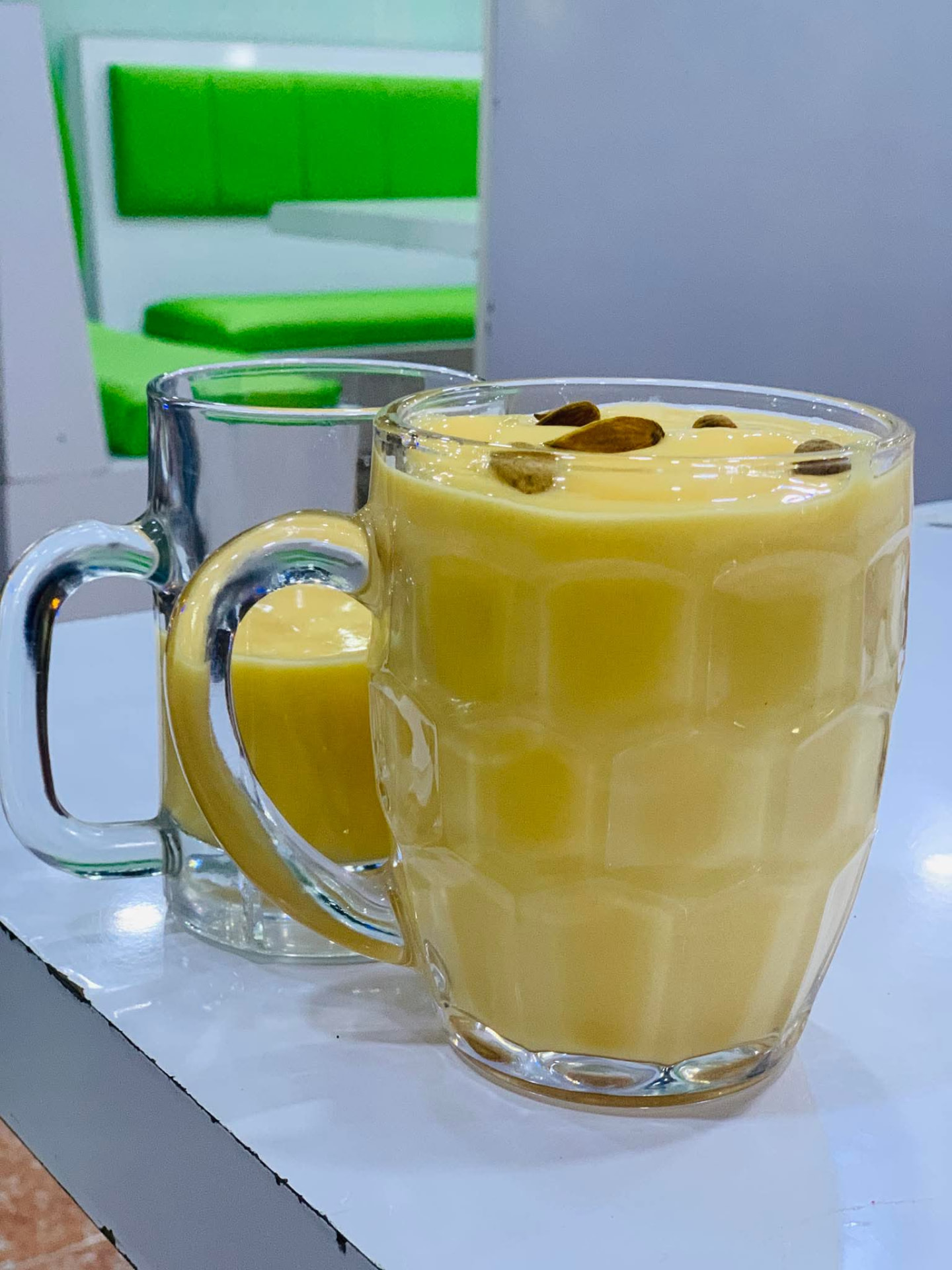 Cold mango shakes served in glass mugs